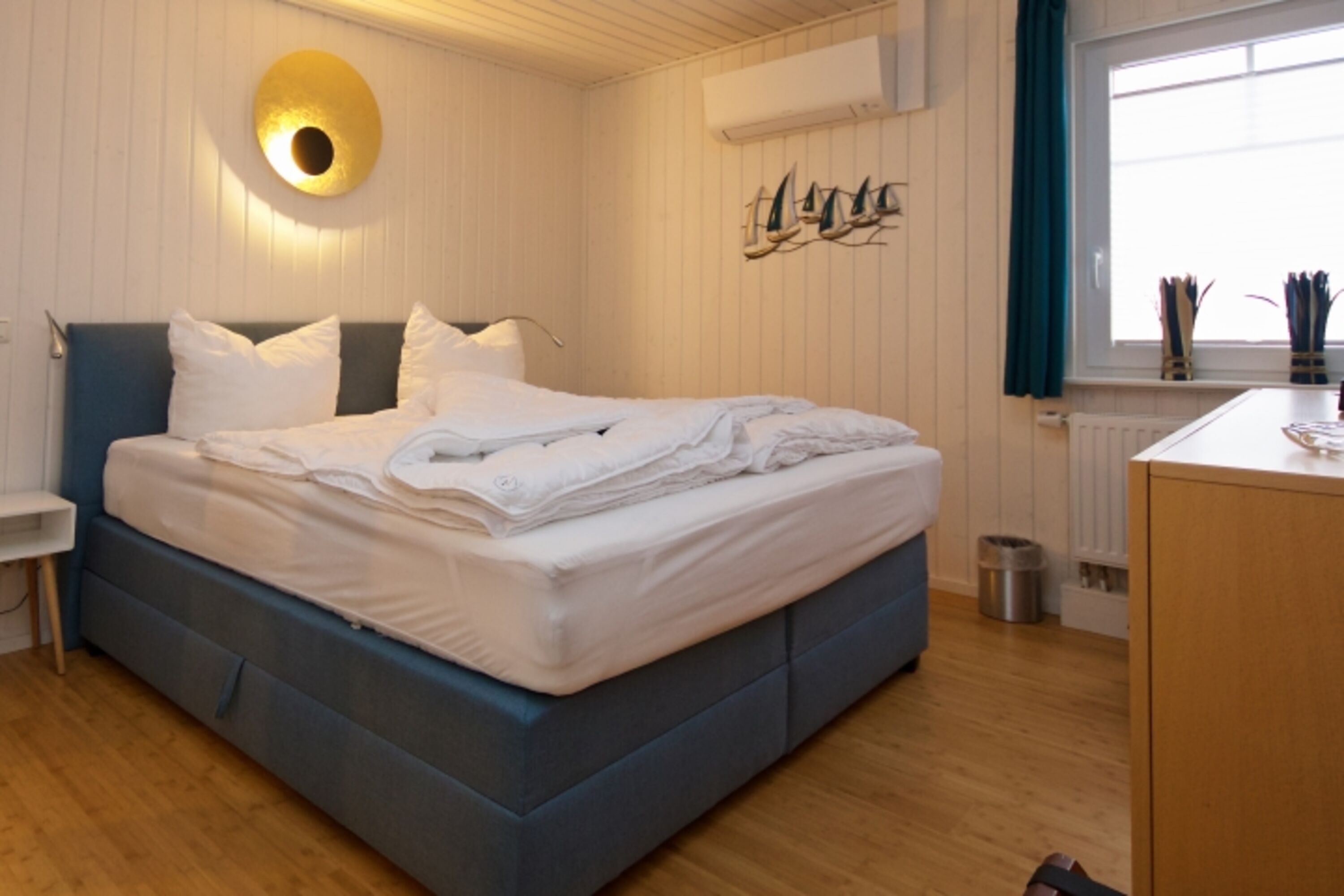 Gemütliches Boxspringbett im unteren Schlafzimmer