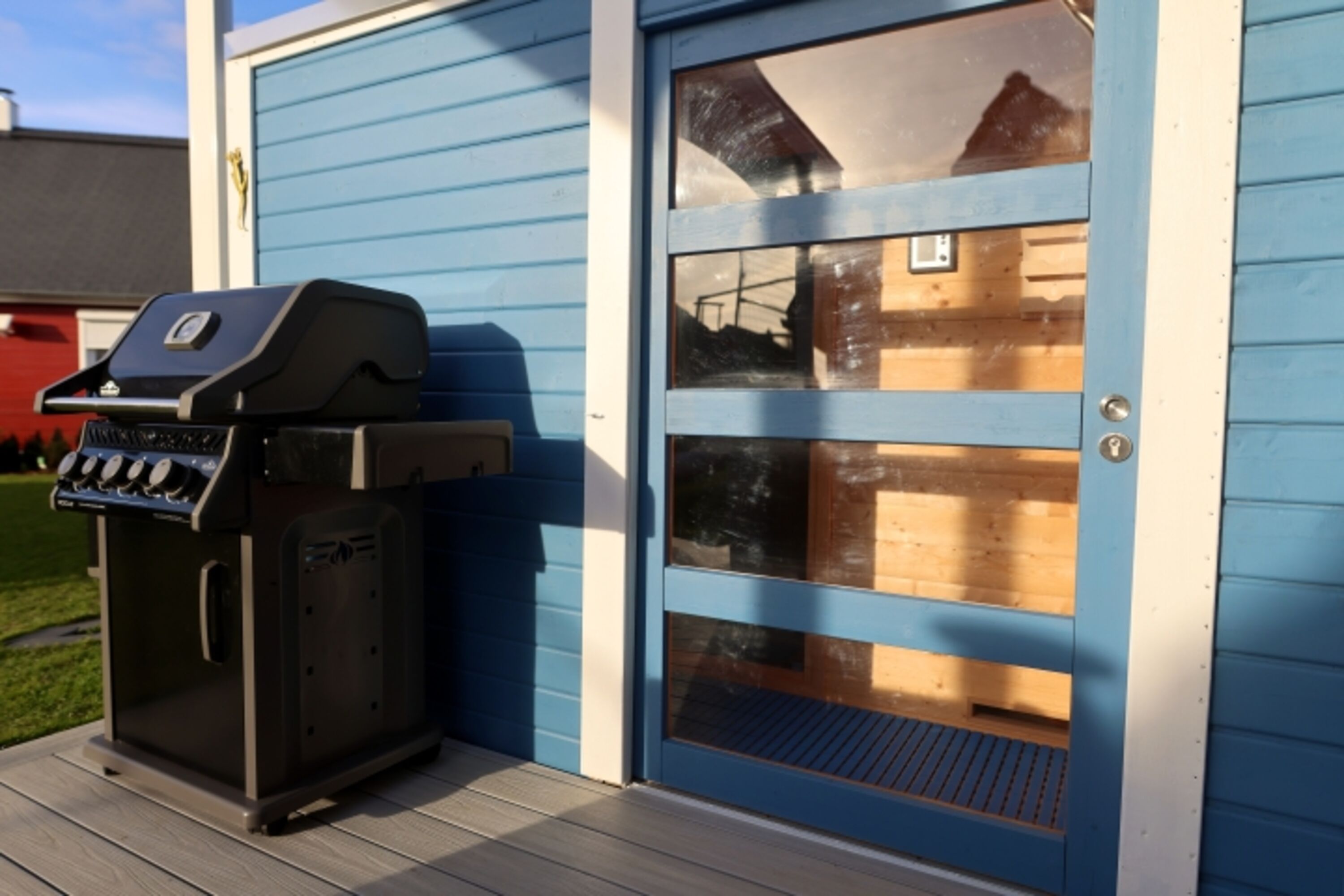 Gasgrill auf der großen Terrasse