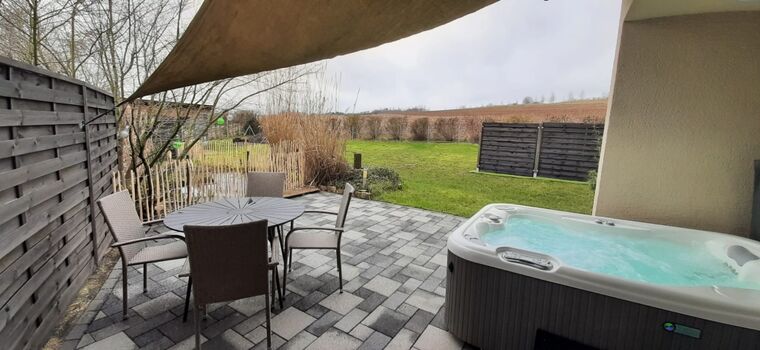 Terrasse mit Wiesengrundstück - komplett umzäunt