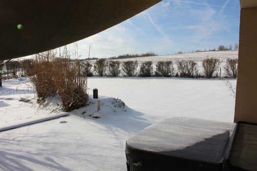 umzäuntes Grundstück mit eigenem beheizten Außenwhirlpool