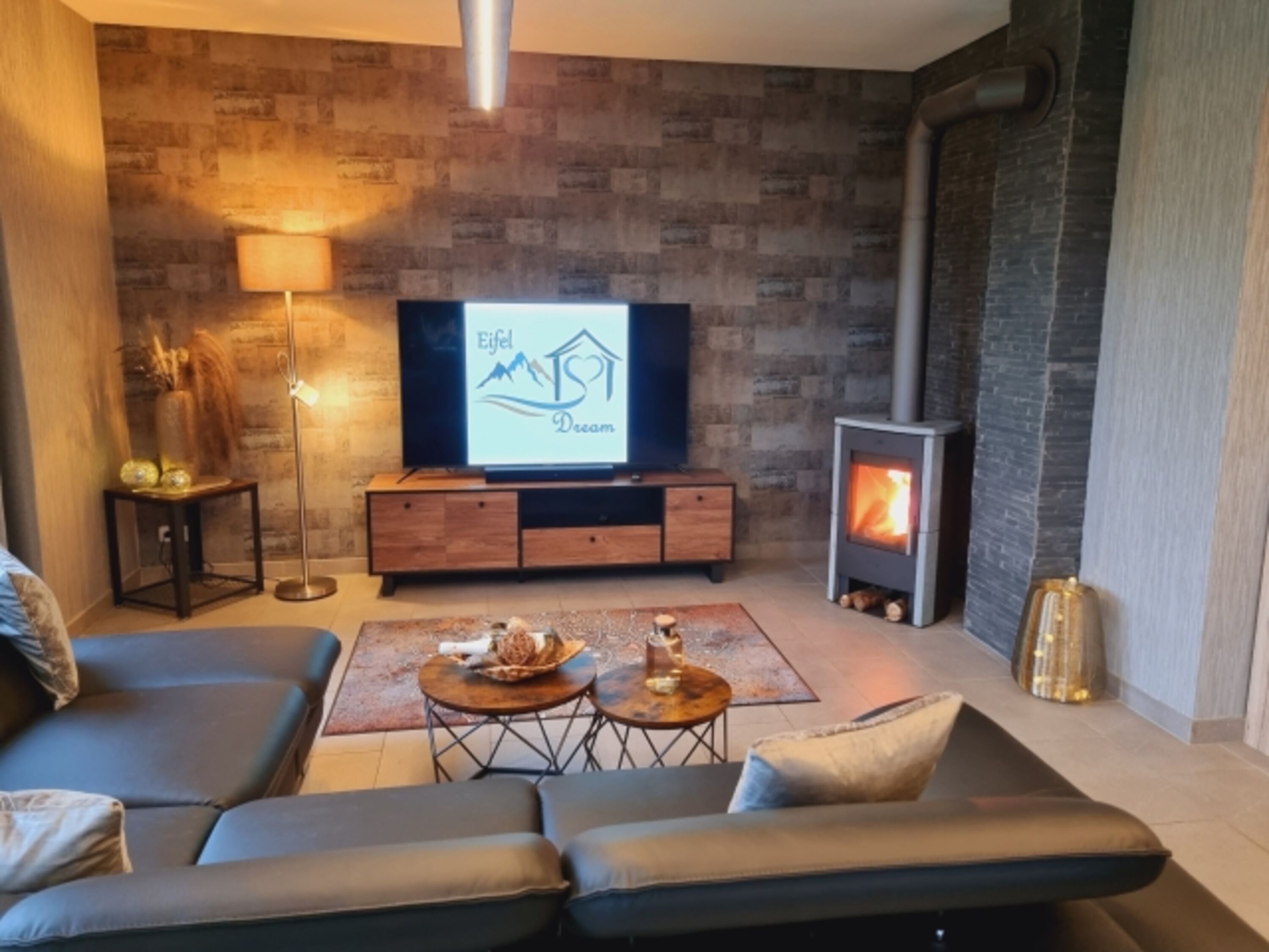 Wohnbereich mit Kamin (Holz kostenlos)