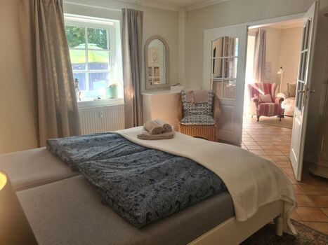 Blick vom Schlafzimmer ins Wohnzimmer