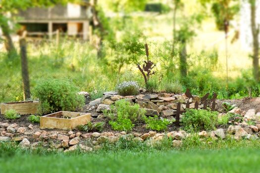 Kräuterschnecke im Garten