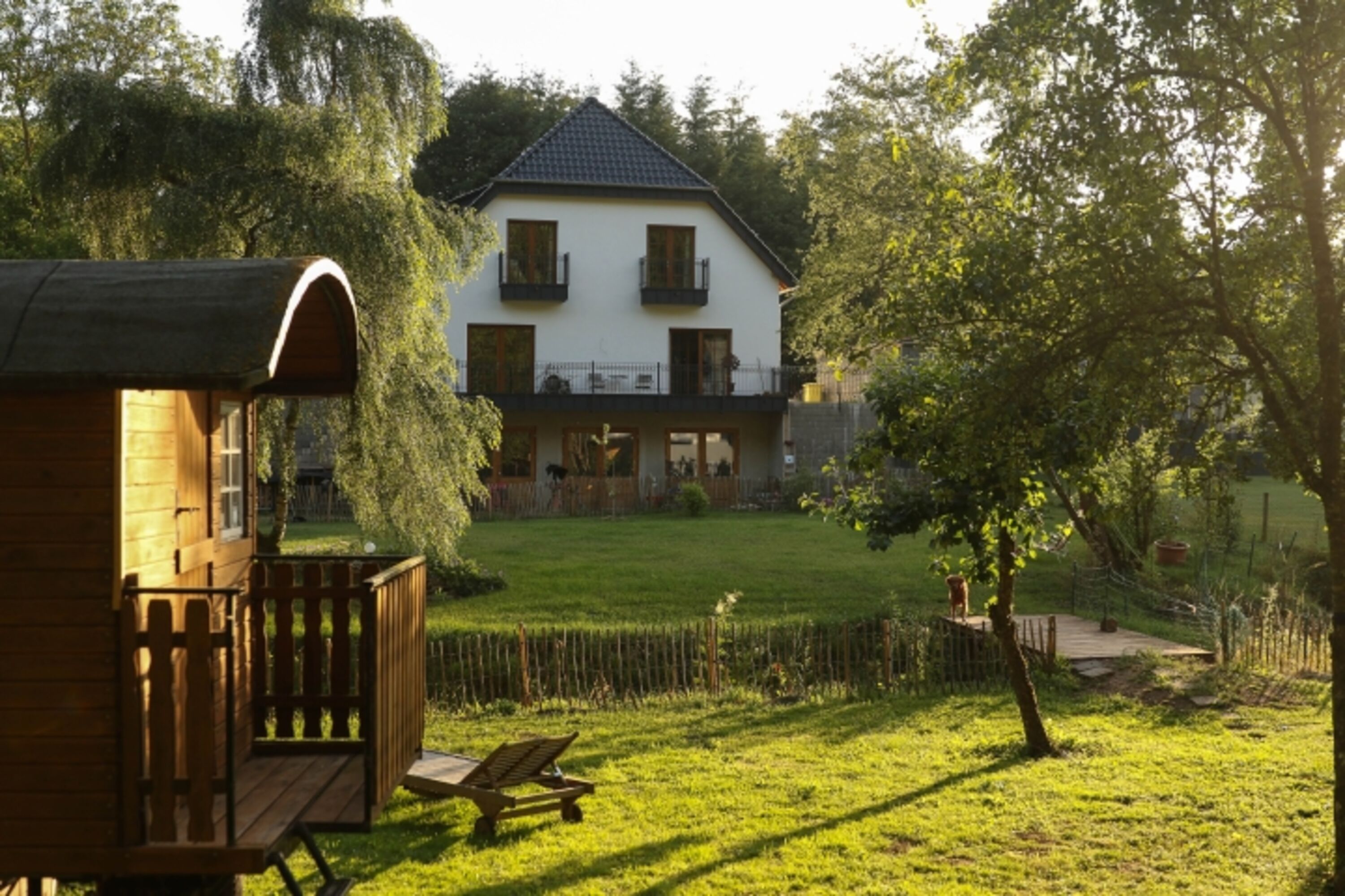 Hausansicht vom Garten aus. Ferienwohnungen liegen im Dachgeschoss.