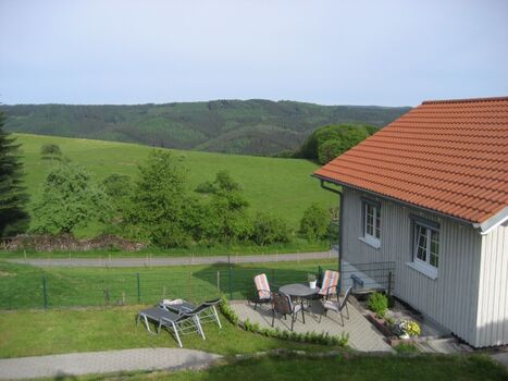 Außenansicht Wohnung mit Sitzbereich