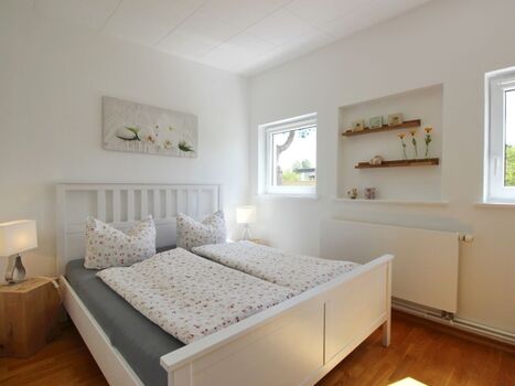 Schlafzimmer mit Doppelbett