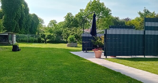 Eingezäunter Garten (Zaunhöhe min. 1.50 m-2,00 m.)