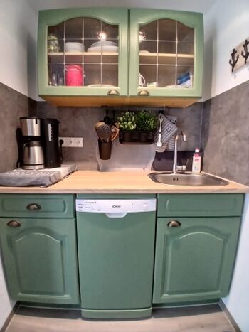 Voll ausgestattete kleine Küchenzeile 