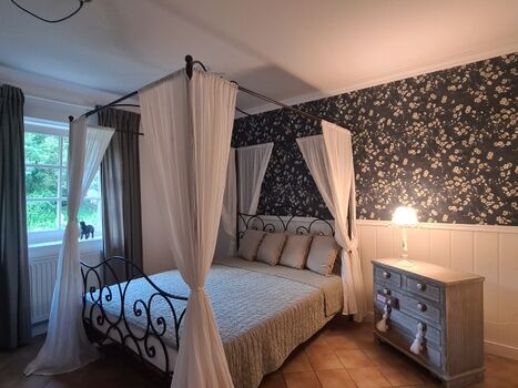 Schlafzimmer 2 mit Babybett