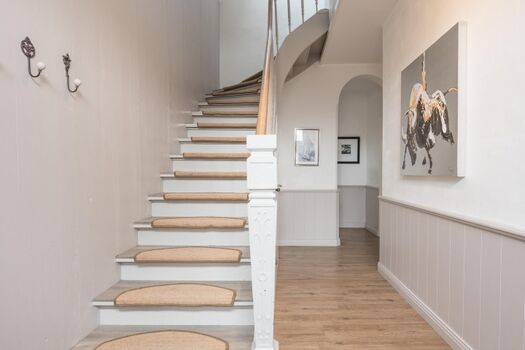 Stadthuus 51 - Flur und Treppe zum Obergeschoss