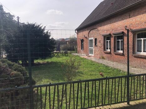 kleine Wiese direkt an den Zimmern