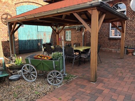 Aussensitzplatz auf dem Innenhof