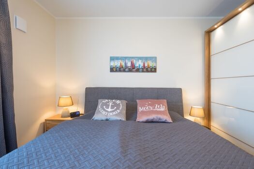 Penthouse SeeZeichen - Schlafzimmer mit Boxspringbett ( 180x200cm ) 