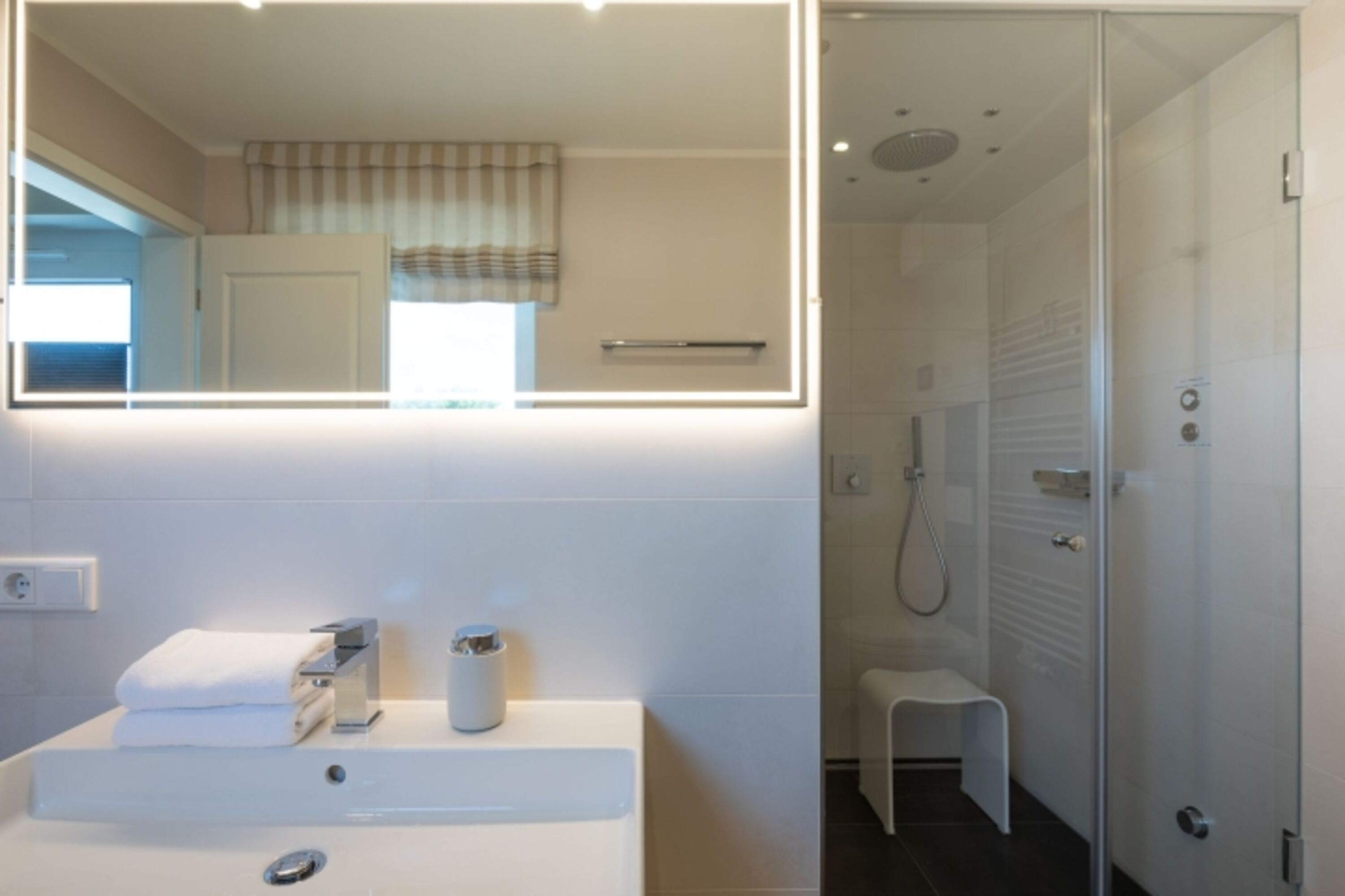 Penthouse SeeZeichen - Hauptbadezimmer mit moderner Dampf-Sauna 
