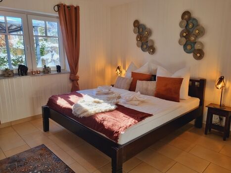 Schlafzimmer mit Doppelbett und Schrank