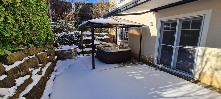 Terrasse mit beheiztem Außenwhirlpool 