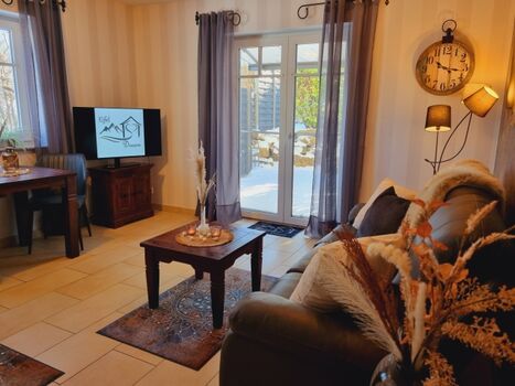 Wohnbereich mit Zugang zur Terrasse