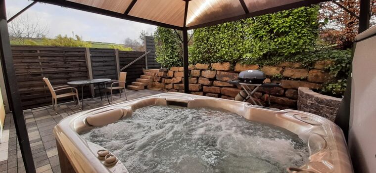 Terrasse mit Außenwhirlpool und Wiesengrundstück - komplett umzäunt