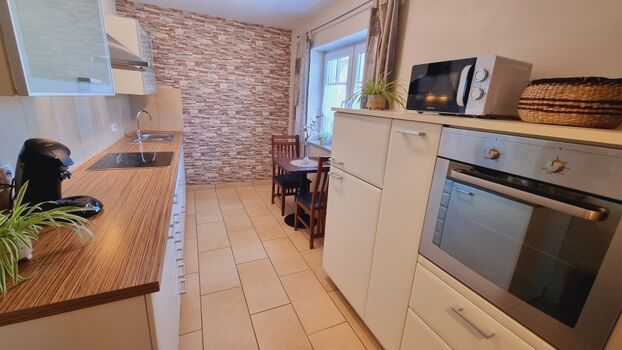 Küche mit kleinem Esstisch