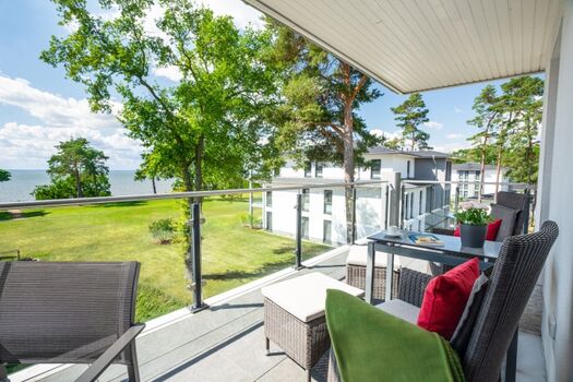 große Sonnenterrasse mit Mobiliar