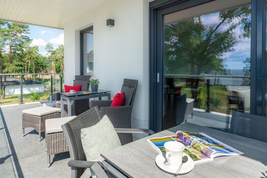 große Sonnenterrasse mit Essbereich