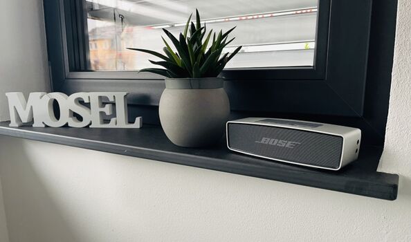 Biomineralputz, Schieferfensterbänke, anthrazitfarbene Fenster mit Einbruchschutz