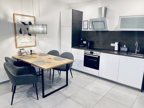 Moderner, voll ausgestatteter Küchenbereich im Wohnraum mit gratis Kaffee und Tee