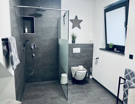 großes Bad mit Regendusche, Waschmaschine und Trockner