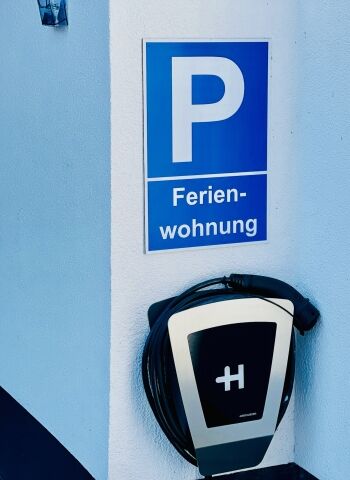 2 eigene Parkplätze direkt vor der Haustür inkl. E-Ladestation