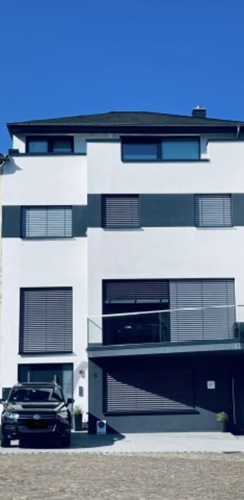 Moderner Neubau mit Biomineralputz und Fußbodenheizung-/kühlung