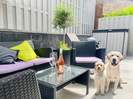 hoch eingezäunte Sonnenterrasse mit Liege und Gasgrill zur Alleinnutzung