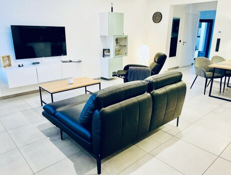 Großer Wohn-/Essbereich mit Designerledercouch und Massagesessel