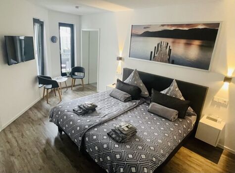 1 von 2 Schlafzimmern mit 2x2m Boxspringbett und TV