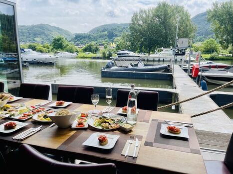Yachthafen mit schwimmendem Restaurant für ein besonderes Moselfeeling