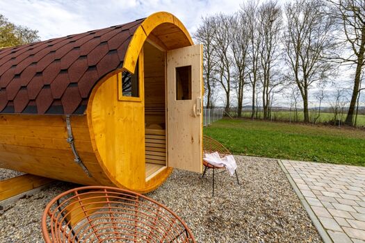 Eine Fasssauna mit Panorama-Fenster nur für Sie alleine