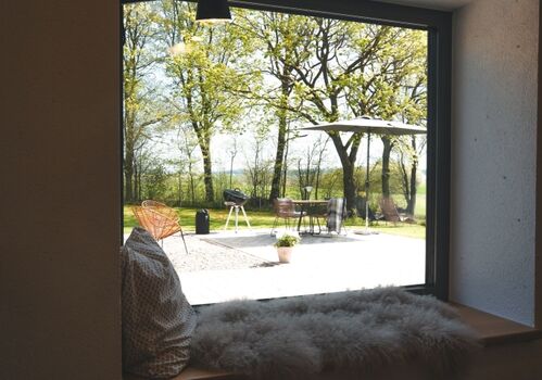 Großes Sitz-Fenster mit Blick in den Garten