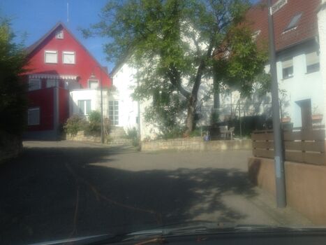 Das Weisse Häuschen hinter dem Nussenbau, das ist es