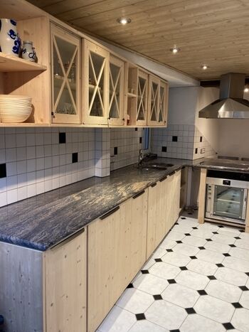 Küche mit Granitarbeitsplatte und Echtholzschränken