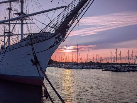 Sonnenuntergang am Hafen