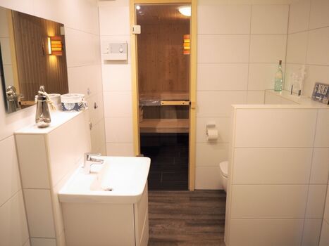 Badezimmer mit Zugang zur hauseigenen Sauna