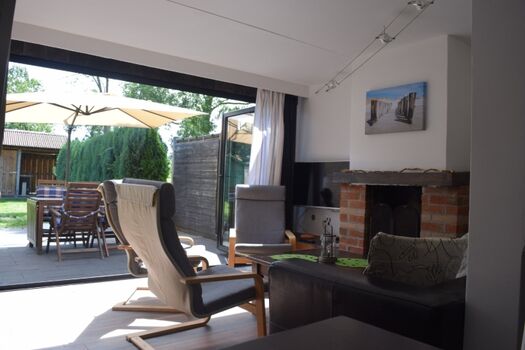 Wohnzimmer Blick auf die offene Terrasse