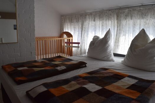 Schlafzimmer 2 mit Babybett