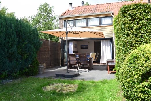 Blick auf die Terrasse vom Garten