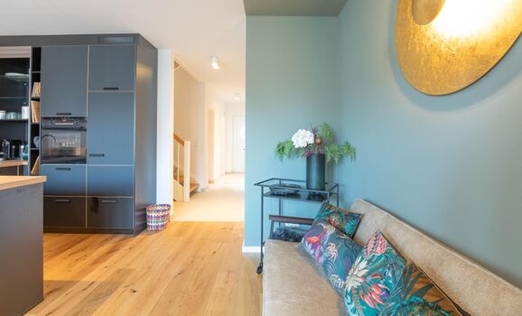 Kleine Krabbe - Moderne Wohnküche mit kleiner Couch für gesellige Abende 