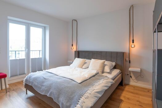 Kleine Krabbe - Schlafzimmer mit großem Doppelbett (180x200)