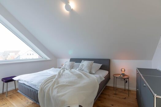 Kleine Krabbe - Schlafzimmer mit komfortablem Doppelbett (180x200cm)