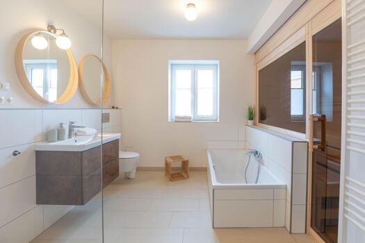 Kleine Krabbe - Hauptbadezimmer mit Badewanne und Sauna 