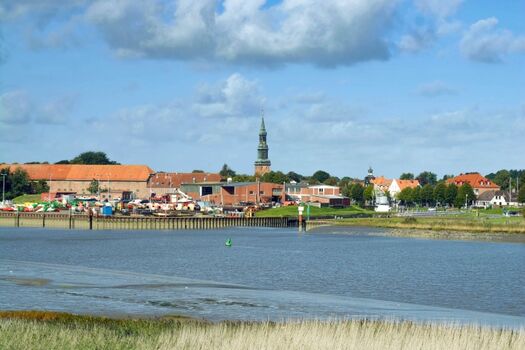 Der Blick auf die Eider, im Hintergrund ist Tönning zu sehen