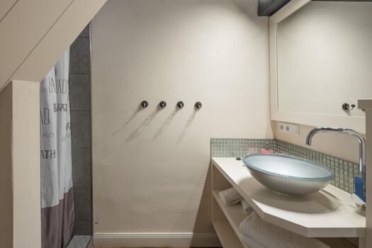 Modernes Duschbad im Erdgeschoss