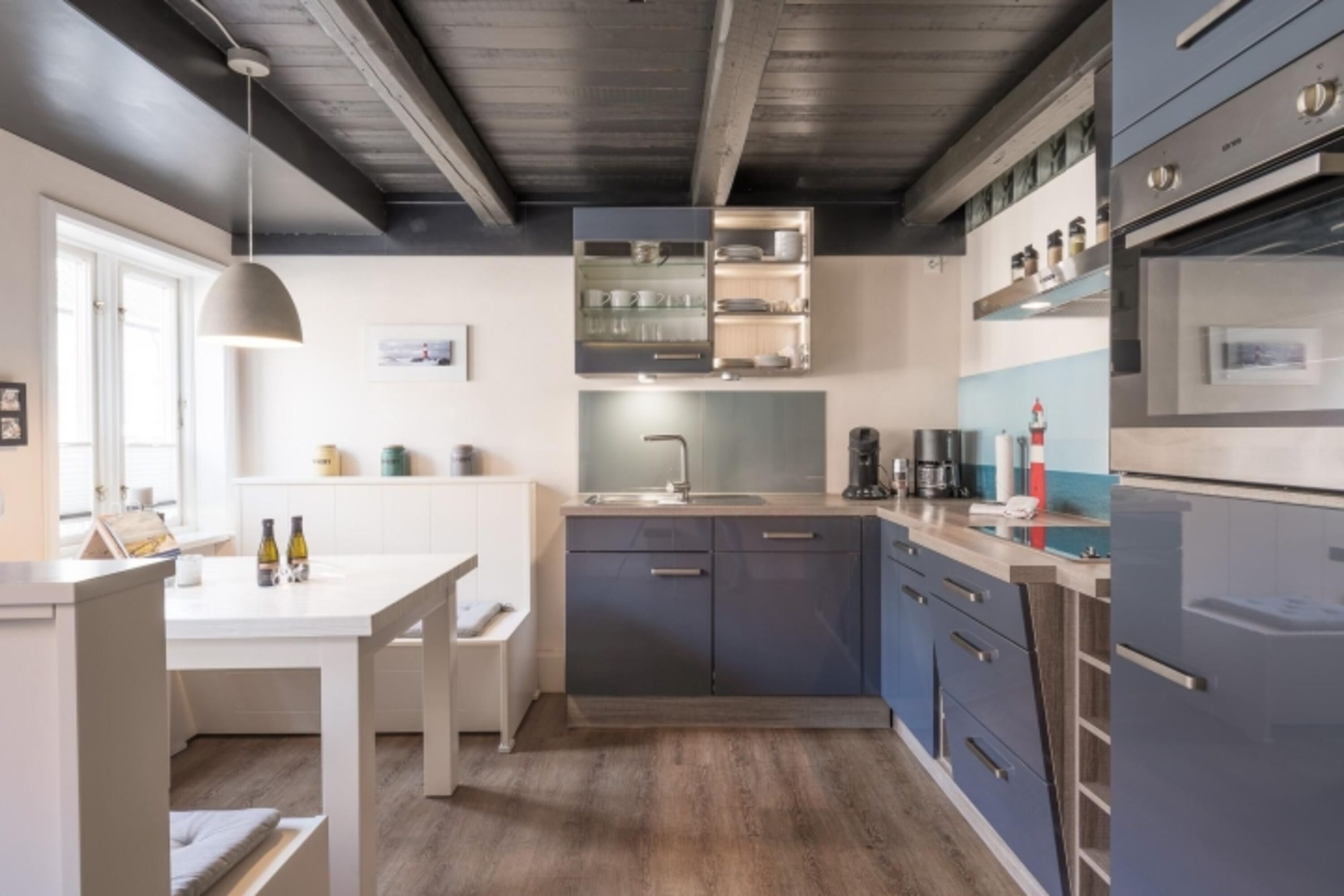Moderne Küche mit großzügigem Essbereich